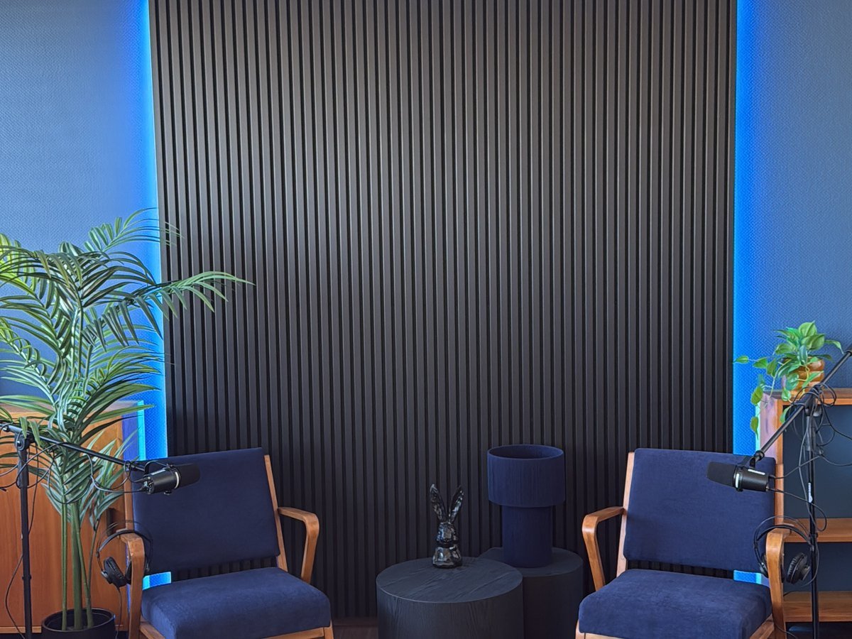 Podcast-Studio Coswig — Setup mit Mikrofonen